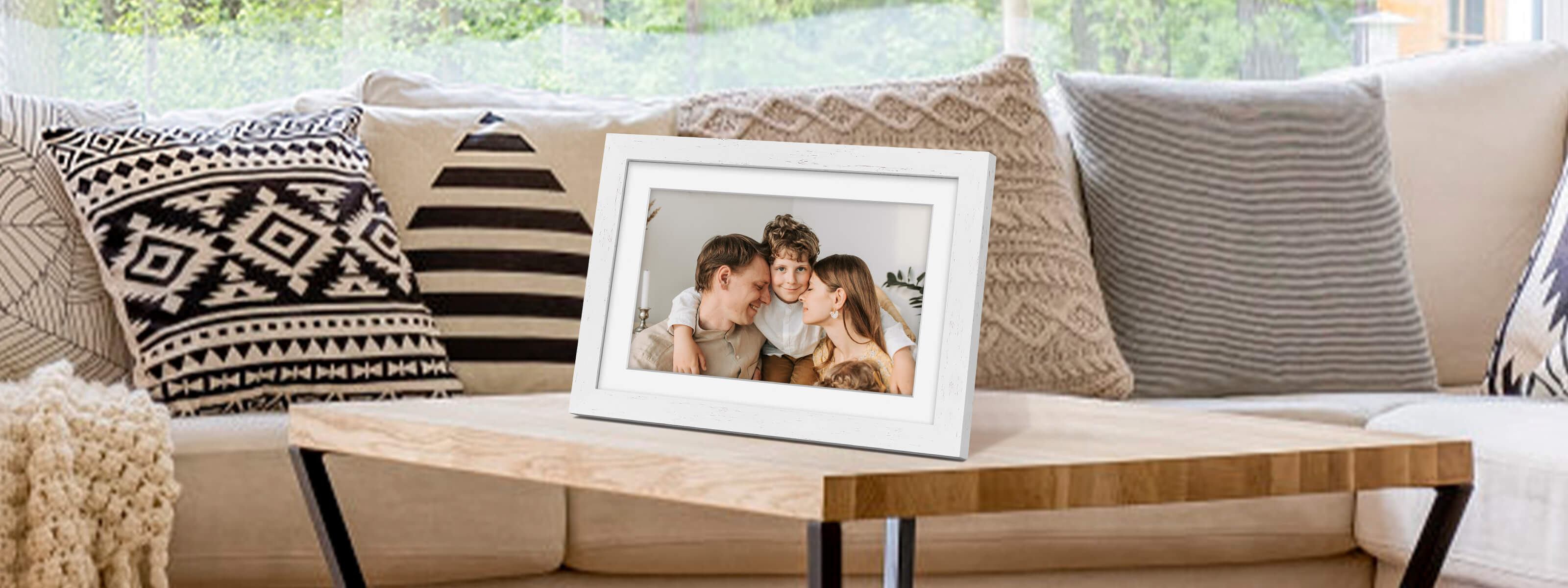 family-living-room-digital-frame