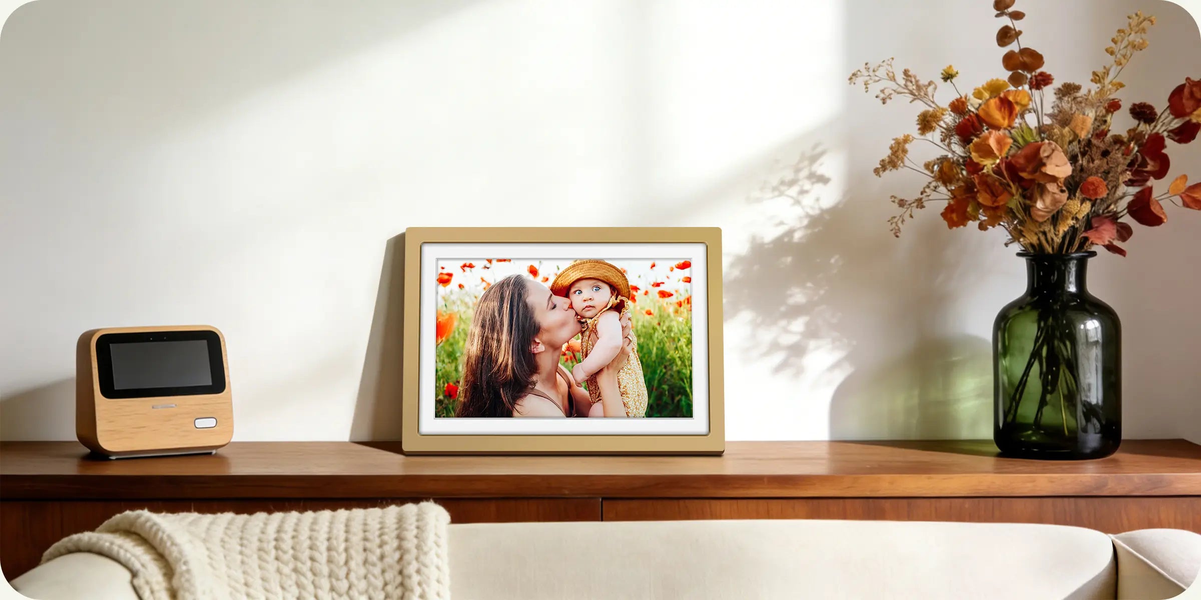 high-resolution-gold-digital-picture-frame