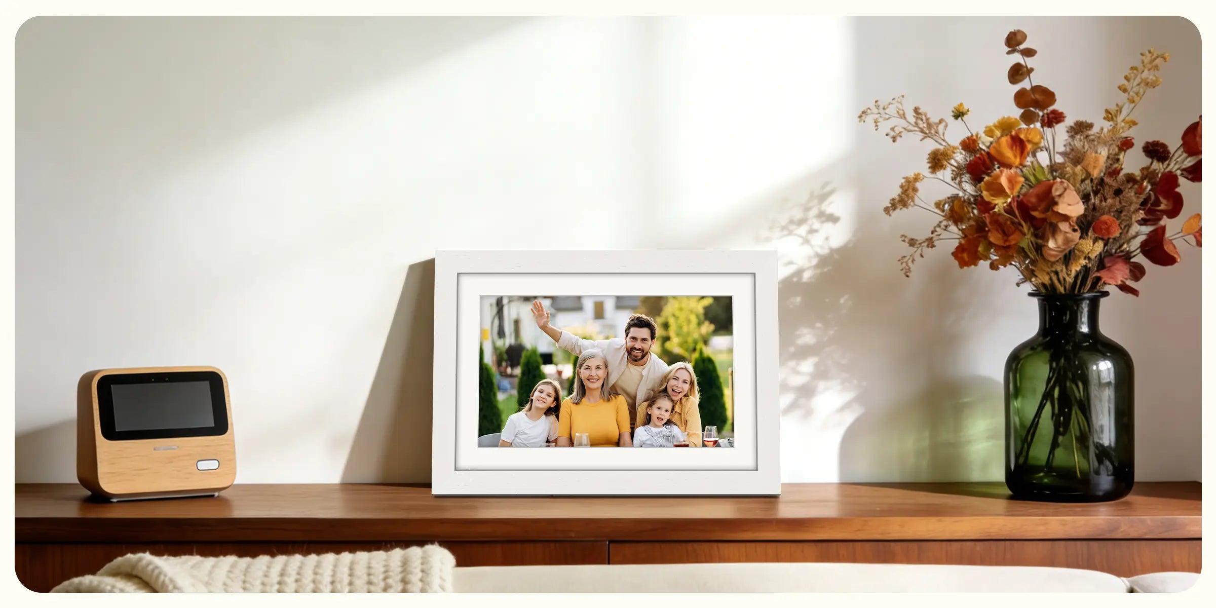 wood-digital-picture-frame-high-resolution